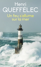 Un feu s'allume sur la mer